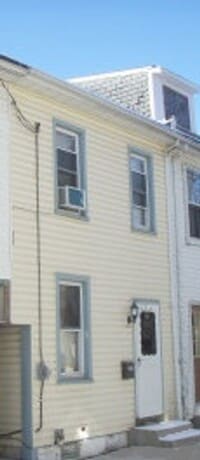 Building Photo - 2 Bdrm Row Home