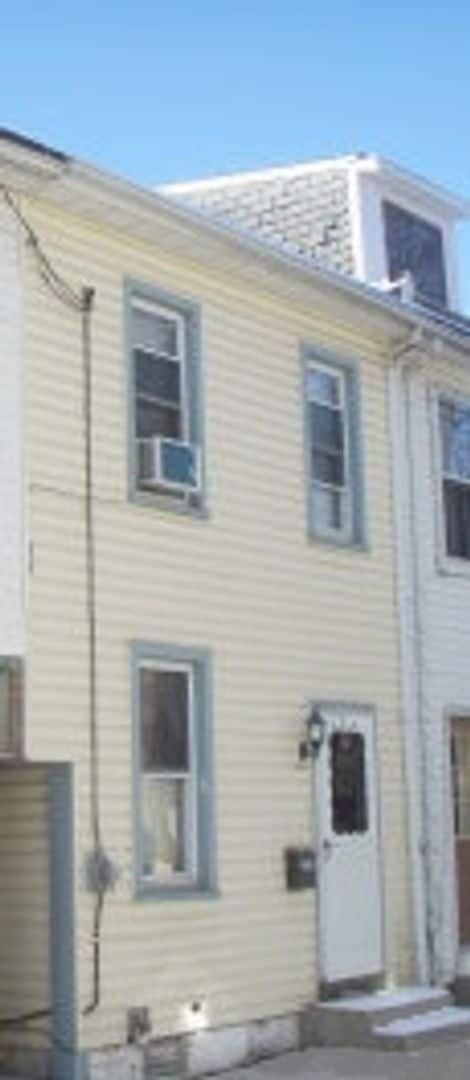Primary Photo - 2 Bdrm Row Home