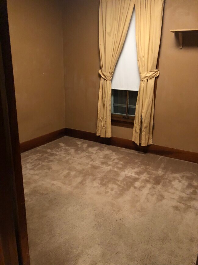 Building Photo - 558 Monroe St