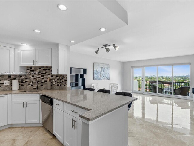 Building Photo - 340 Sunset Dr