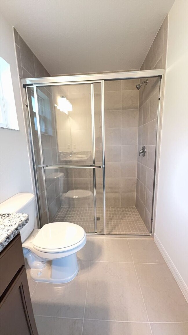 Building Photo - new 4BR duplex