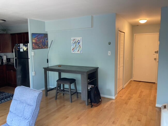 Building Photo - 1210 N Taft St