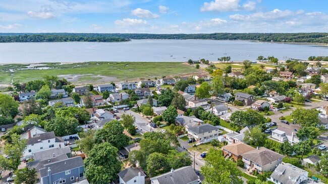 Building Photo - 13 7th St