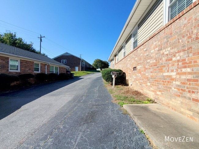 Building Photo - 3 Balfer Ct