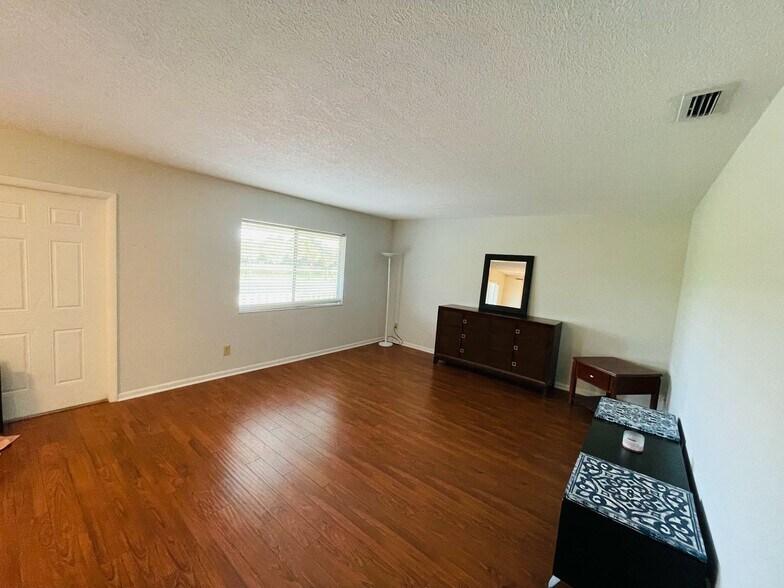 Building Photo - 4613 Bayshore Dr