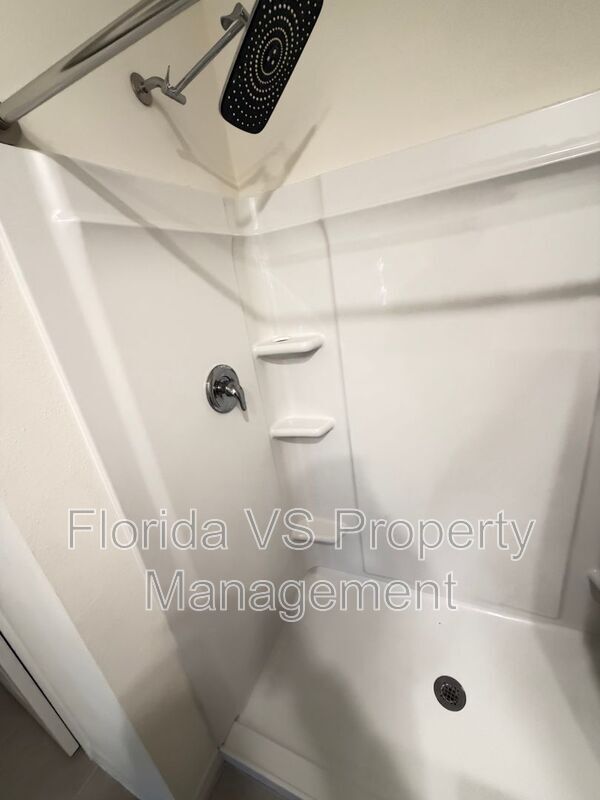 Building Photo - 804 Horsetail Dr