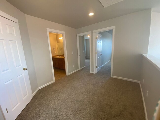 Building Photo - Reindeer Ave. Duplex