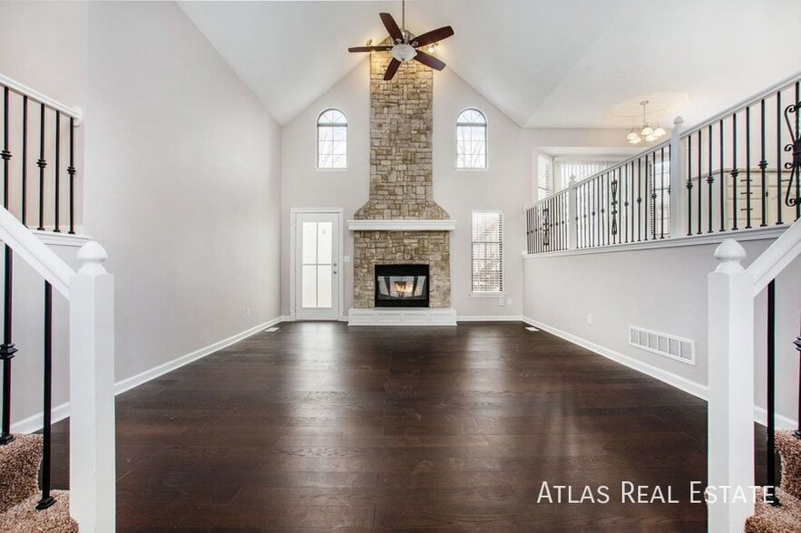 Building Photo - 301 SE Onyx Dr