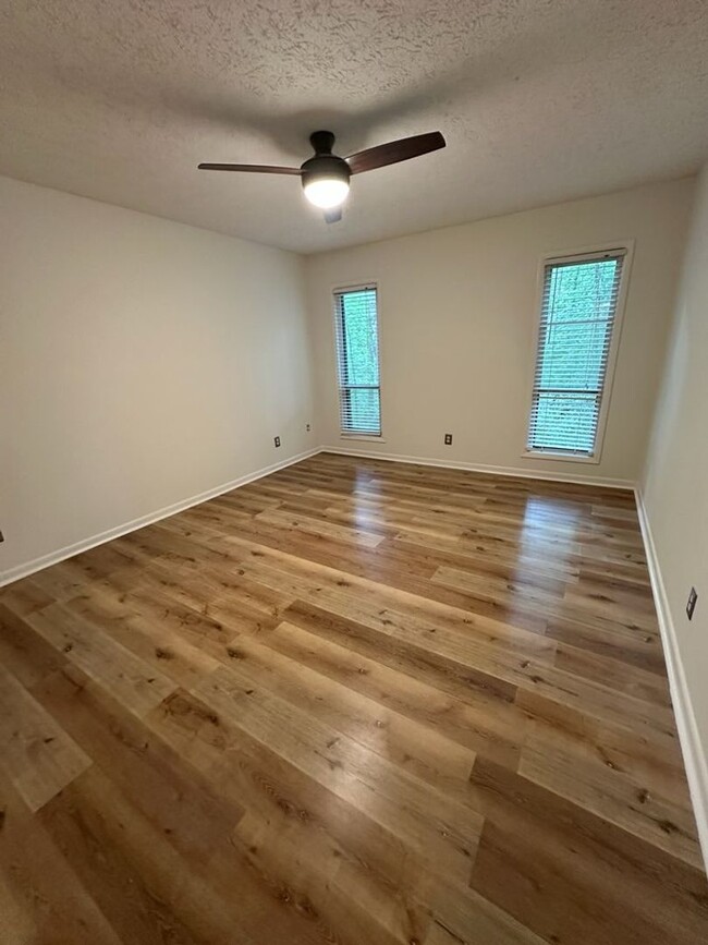 Building Photo - Renovated Condo Available in Sandy Springs!