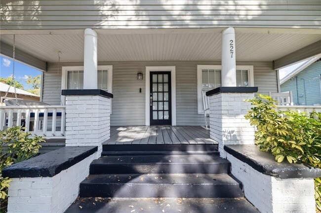 Building Photo - 227 W Fern St