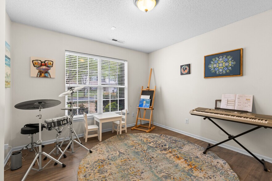 Building Photo - 512 Red Oak Ct