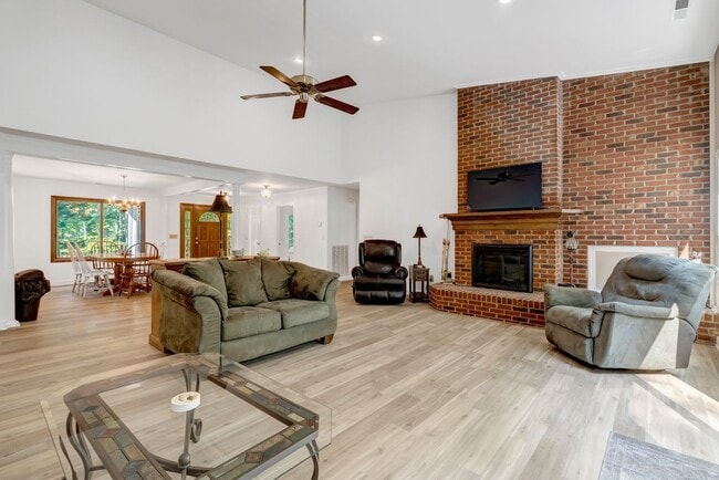 Building Photo - This WATERFRONT-FULLY FURNISHED-ALL INCLUSIVE HOME IS READY FOR YOU.