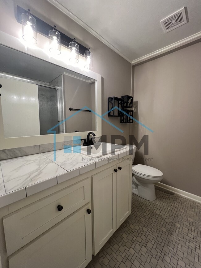 Building Photo - 616 Lakeshore Dr