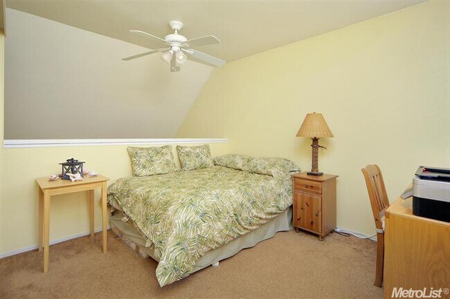 Building Photo - Cozy Condo in North Davis!