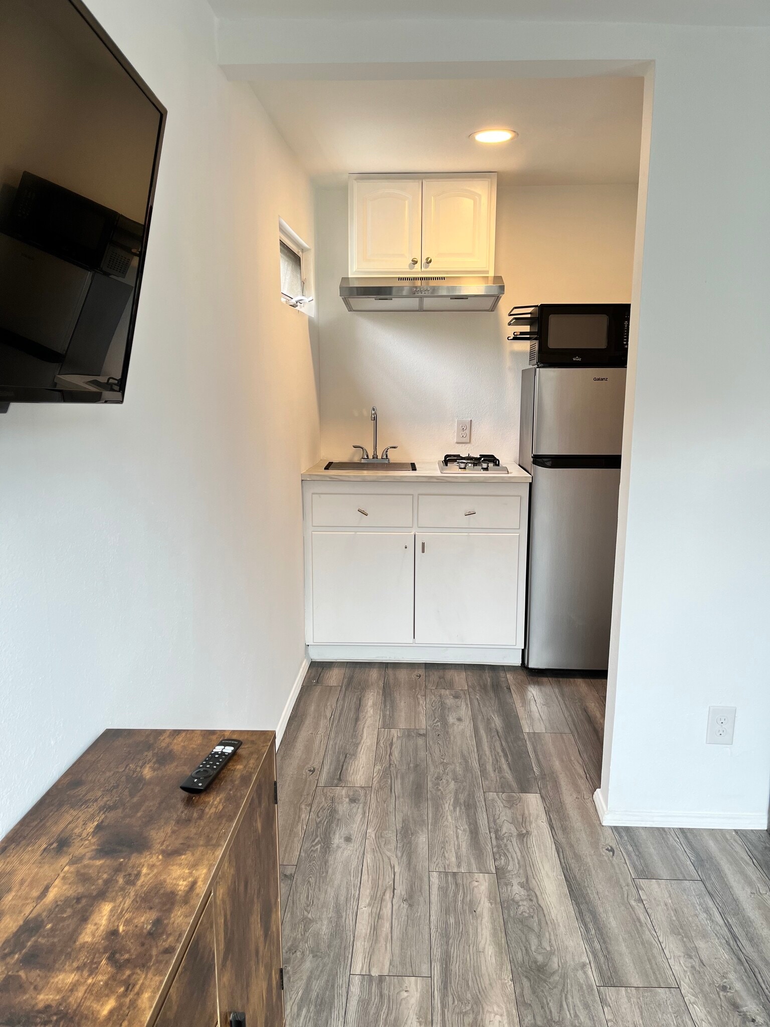 Building Photo - 1170 Esperanza St