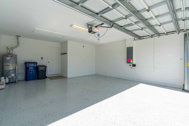 Building Photo - Beautiful Villa, ready to make it your home.