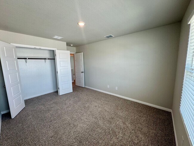 Building Photo - Stunning 4x2.5 Luxury Duplex in Buda, TX!