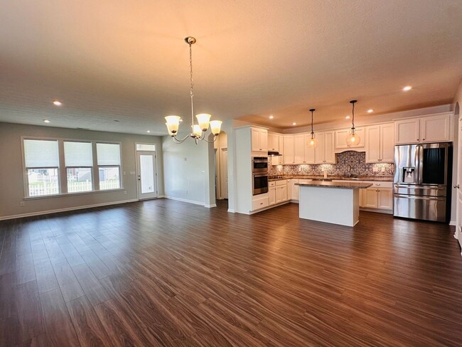 Building Photo - Contemporary Comfort Meets Convenience in Mt. Washington