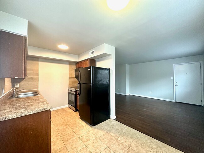 Building Photo - 1523 Leeshores Ln