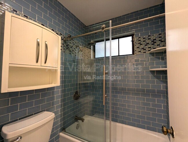 Building Photo - 8850 Villa La Jolla Dr