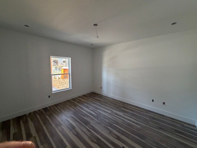 Building Photo - 904 N Sang Ave
