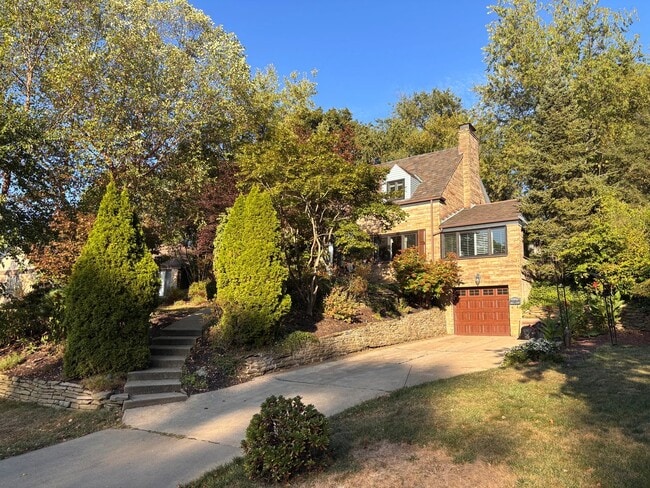 Building Photo - Beautiful 4 Bedroom Home In Mt. Lebanon!