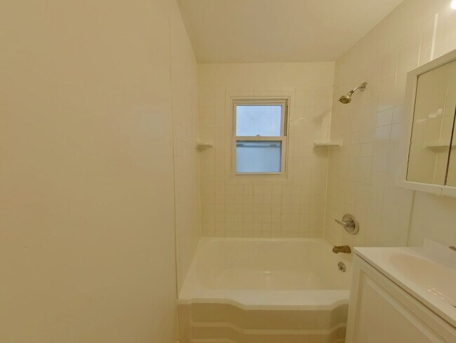 Building Photo - 3 Bedroom Home