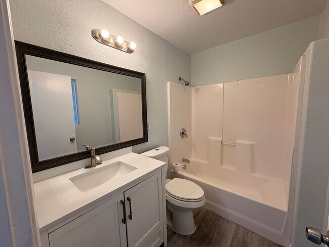 Building Photo - 2 Bed, 1 Bath in Colton!