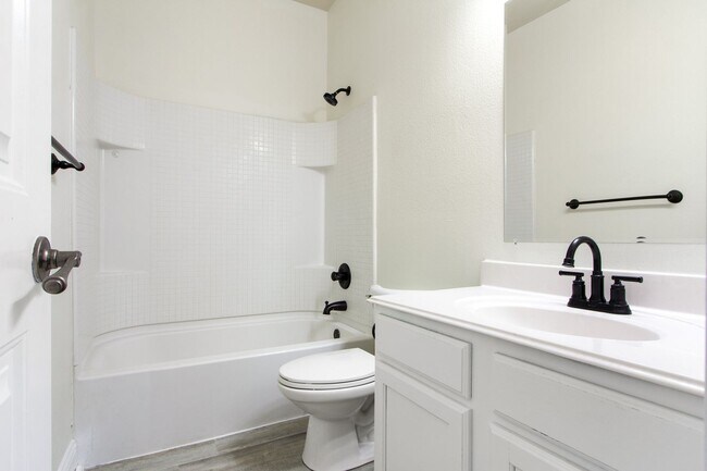 Building Photo - * MOVE IN SUMMER 7/25/2027 * 5 Bed 3 Bath Walk to TCU Light Housekeeping Included