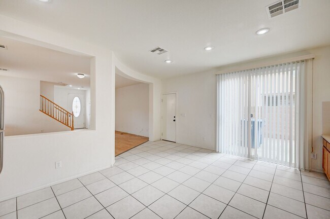 Building Photo - Beautiful 3 bedroom/2.5 baths located acro...