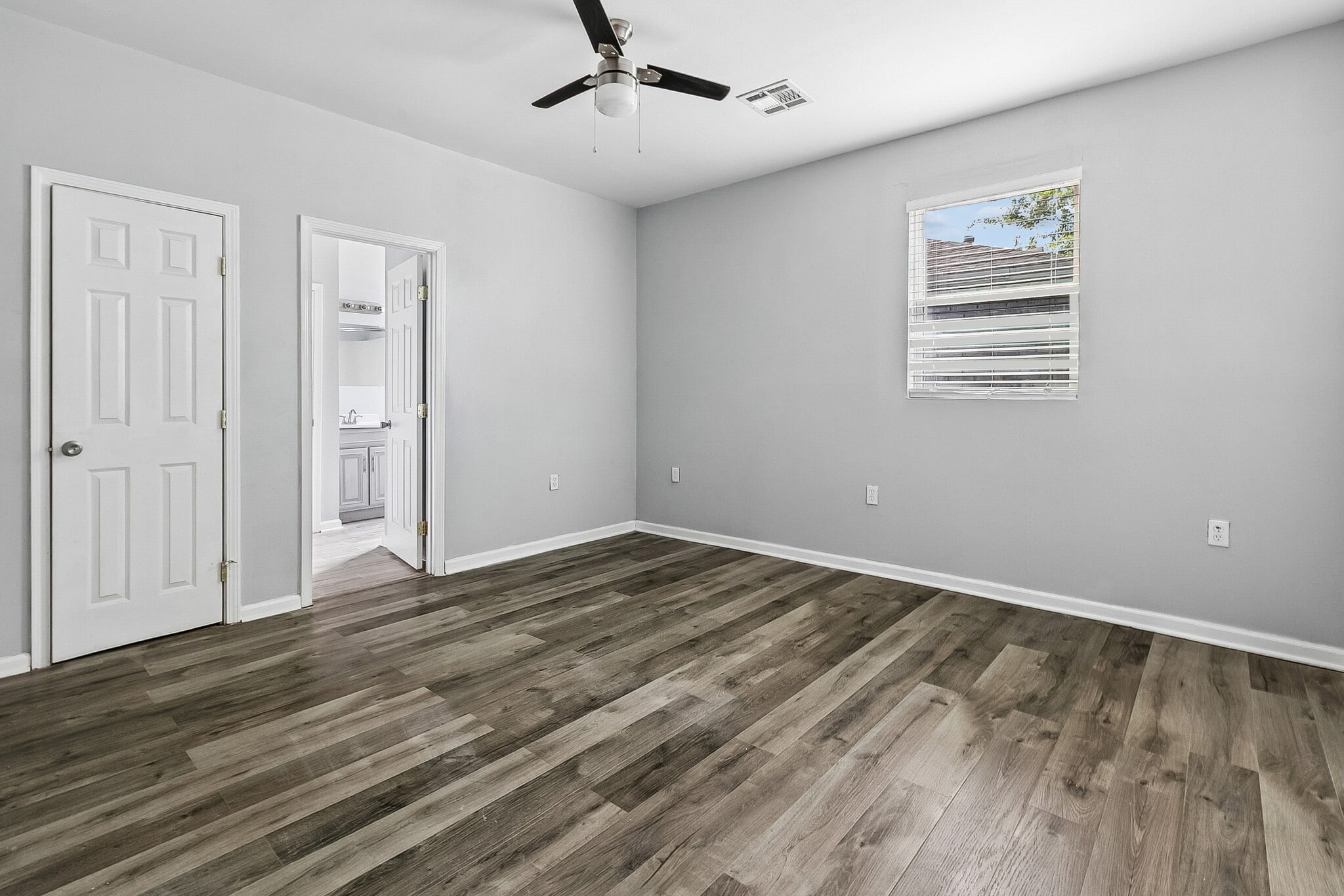 Building Photo - 3540 Clermont Dr