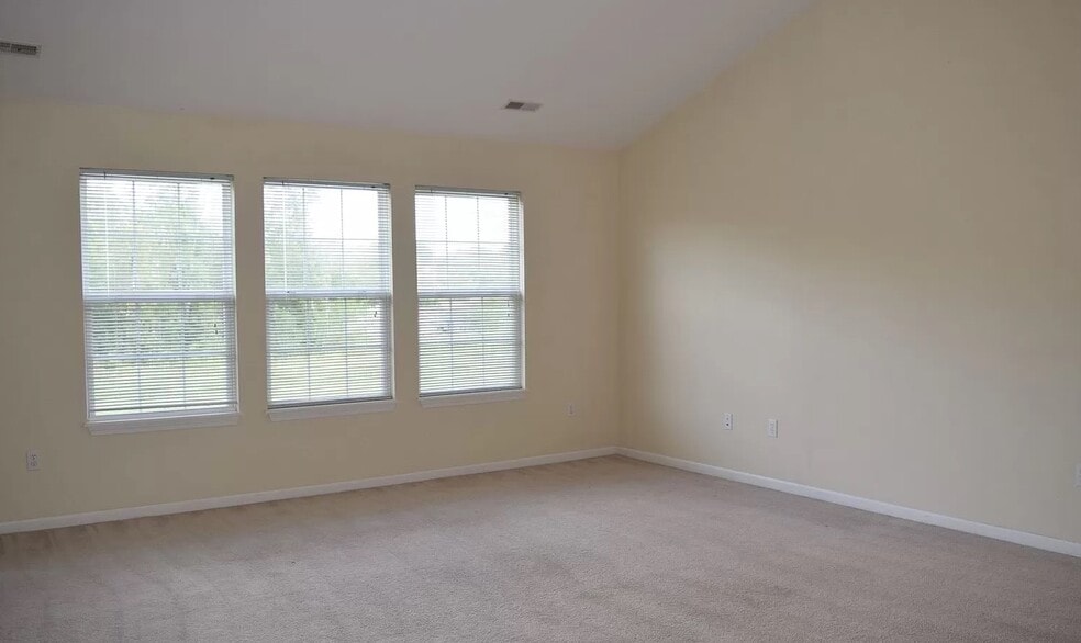 Living room - 24353 Tanglewood Rd