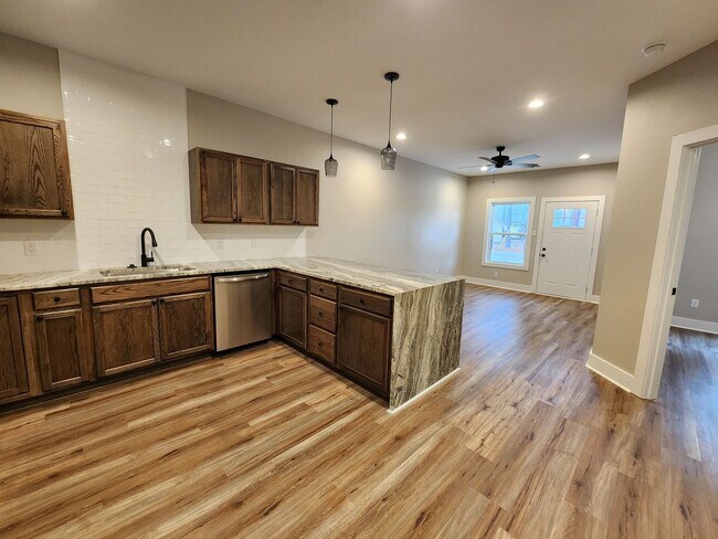 Building Photo - 2312 Lavern St