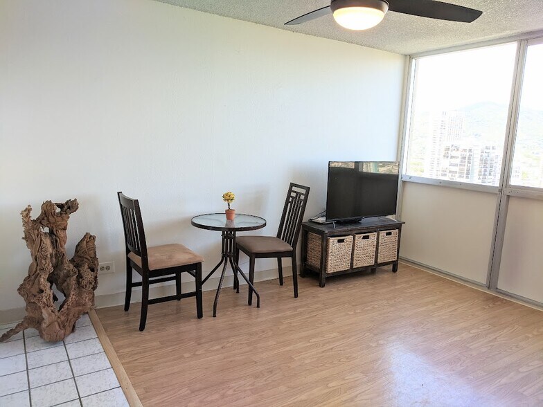 Building Photo - 2211 Ala Wai Blvd