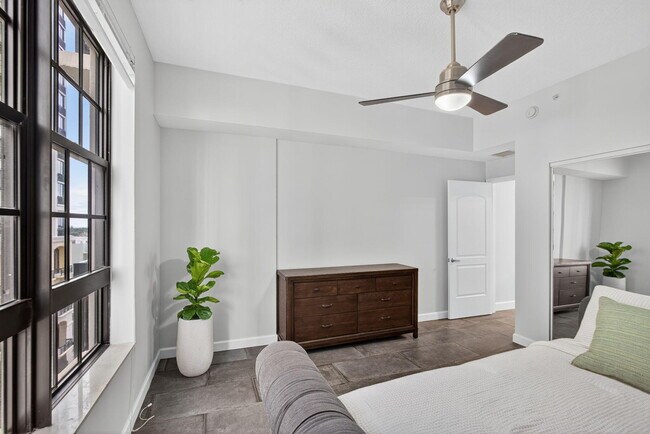 Building Photo - 801 S Olive Ave