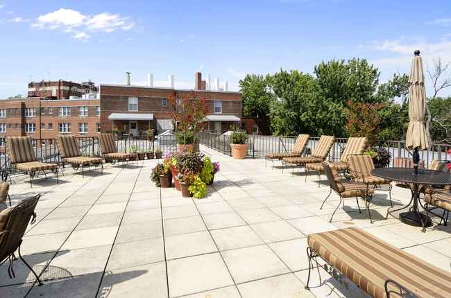 Building Photo - Spacious efficiency right in between Dupon...