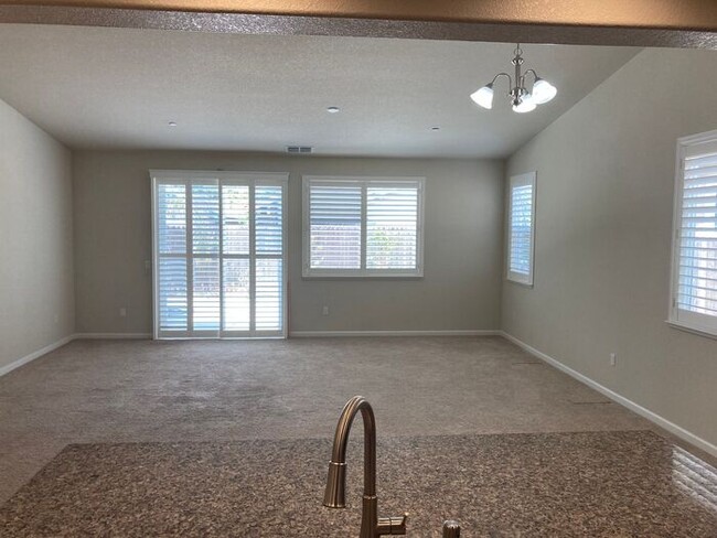 Building Photo - Modesto 4 Bedroom 3 Bathroom in the Rose V...