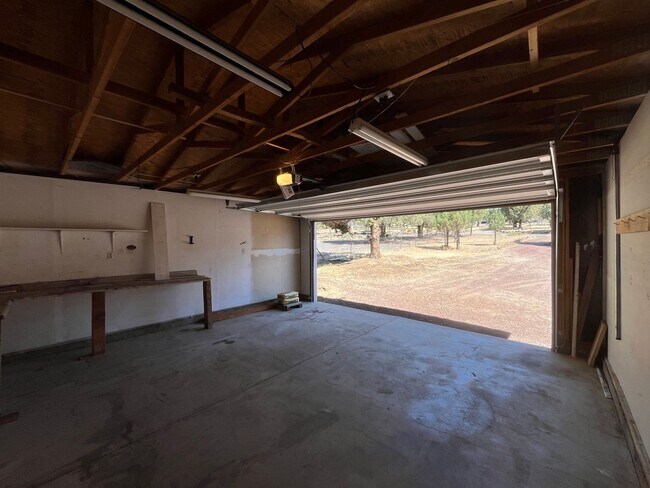 Building Photo - Country 3-bdr/2-bath with huge yard in Crooked River Ranch!
