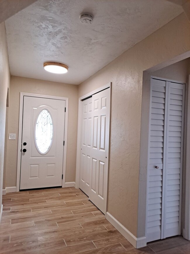 Building Photo - UPDATED 3BR 2BA WITH 2 CAR GARAGE FOR RENT