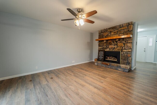 Building Photo - Beautiful Newly Remodeled Home on the Desoto Golf Course! A large landscaped lot with beautiful v...