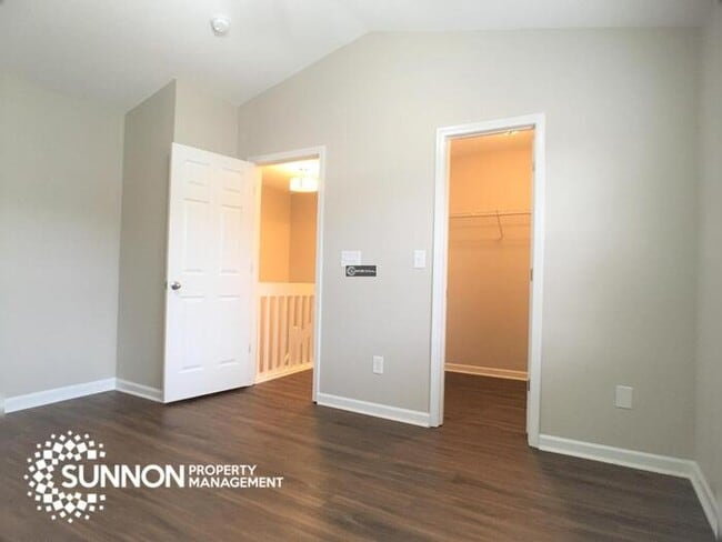 Building Photo - Beautiful End Unit Townhome in Mallard Creek!