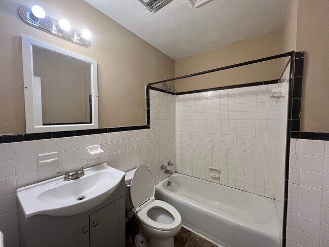 Building Photo - 2505 Rosebrier Ave