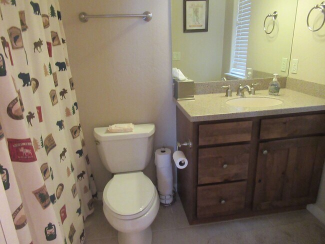 Building Photo - 2 Bed 2.5 Bath Furnished River Lakes Townhouse!