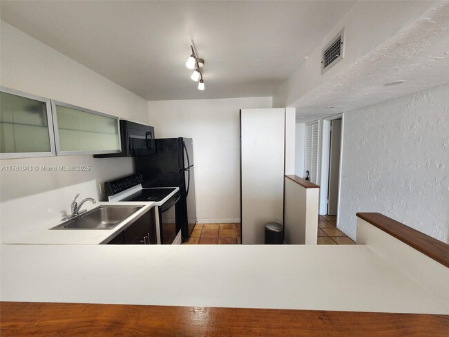 Primary Photo - 1228 West Ave