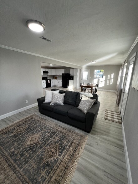 Building Photo - 1477 E Lindberg St