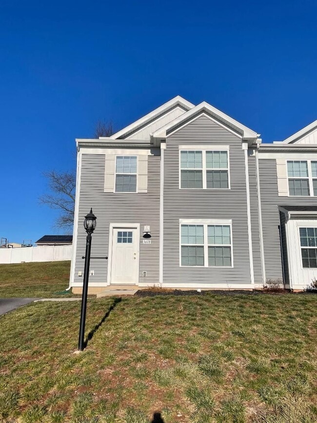 Building Photo - Modern Kitchen • Walk-In Closet • Private Primary Suite