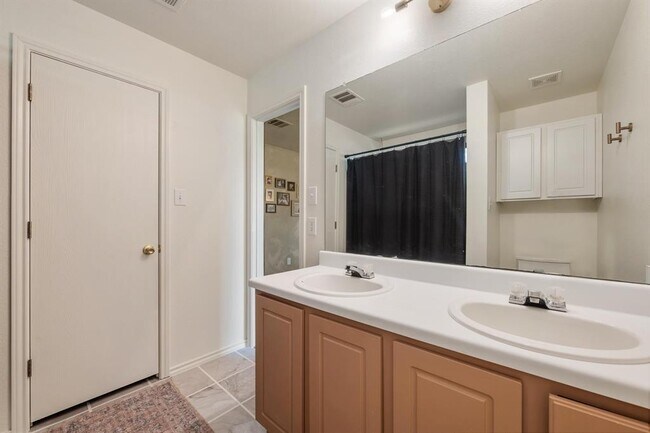 Building Photo - 626 Goldenrod St