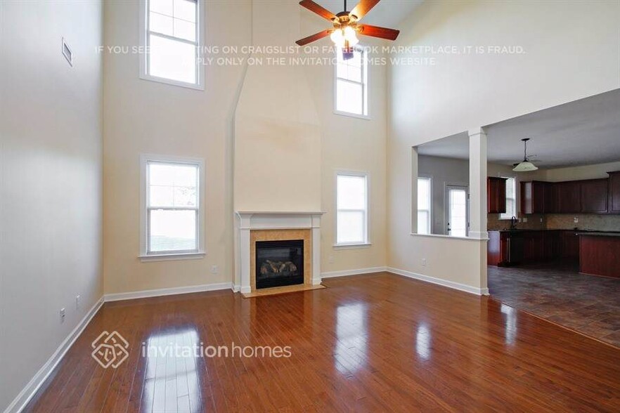 Building Photo - 552 Adams Point Dr