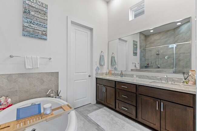 Building Photo - 1925 Shearn St