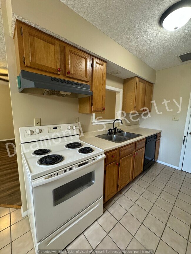 Building Photo - 3 Bedroom Home Located Near Mercy!